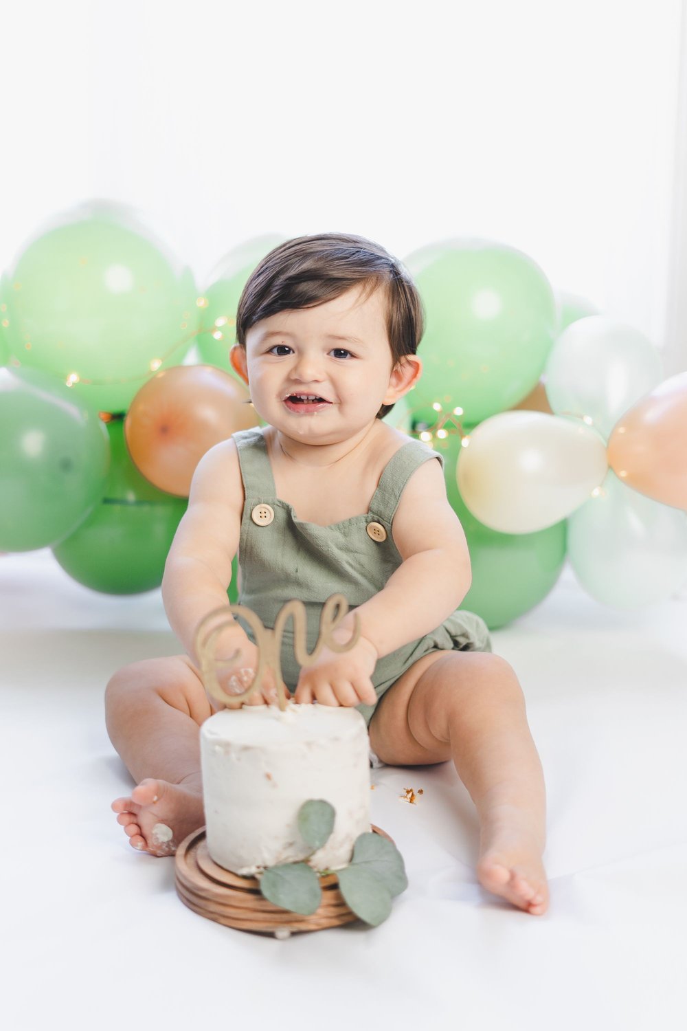 Cake Smash first birthday portrait 3 — Minimalist neutral first birthday session